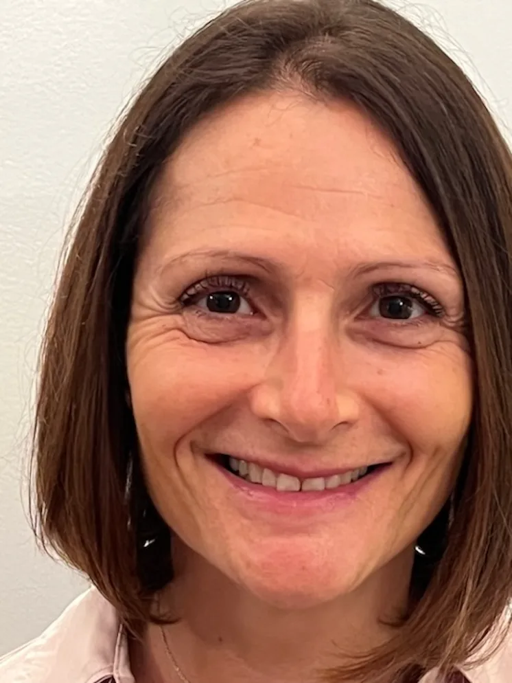 Portrait souriant de Delphine Sokolow, ostéopathe D.O. à Joinville-le-Pont